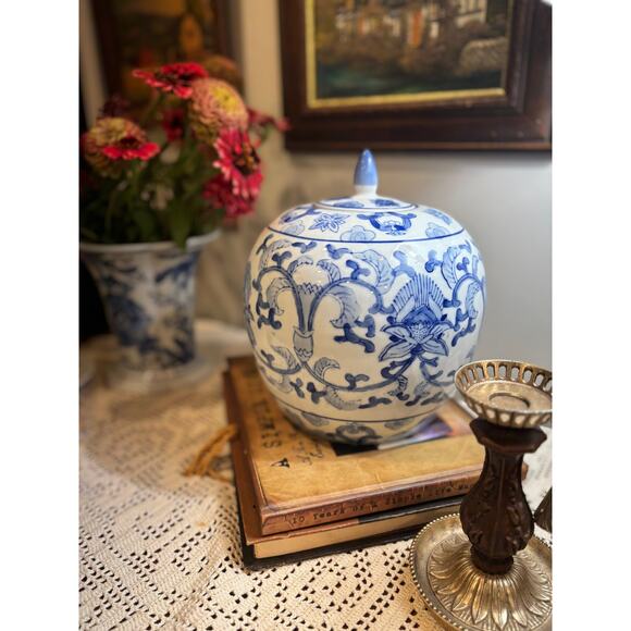 Vtg Chinese Oriental Blue white Porcelain Globe jar w/lid ginger jar chinoiserie - Picture 4 of 9